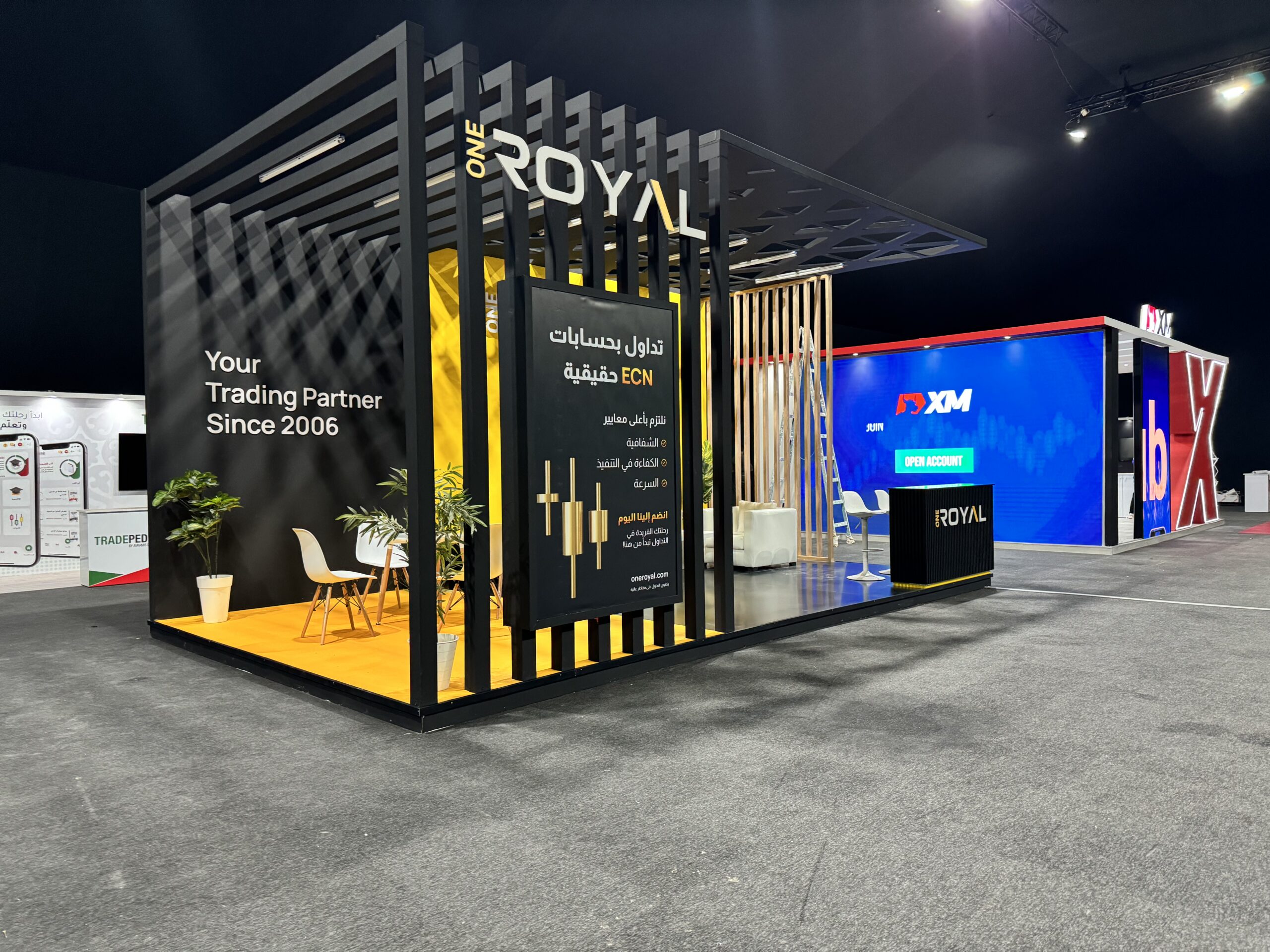 Stand sur mesure haut de gamme de la marque One Royal, conçu pour maximiser la visibilité et l’expérience client lors d’un salon professionnel.