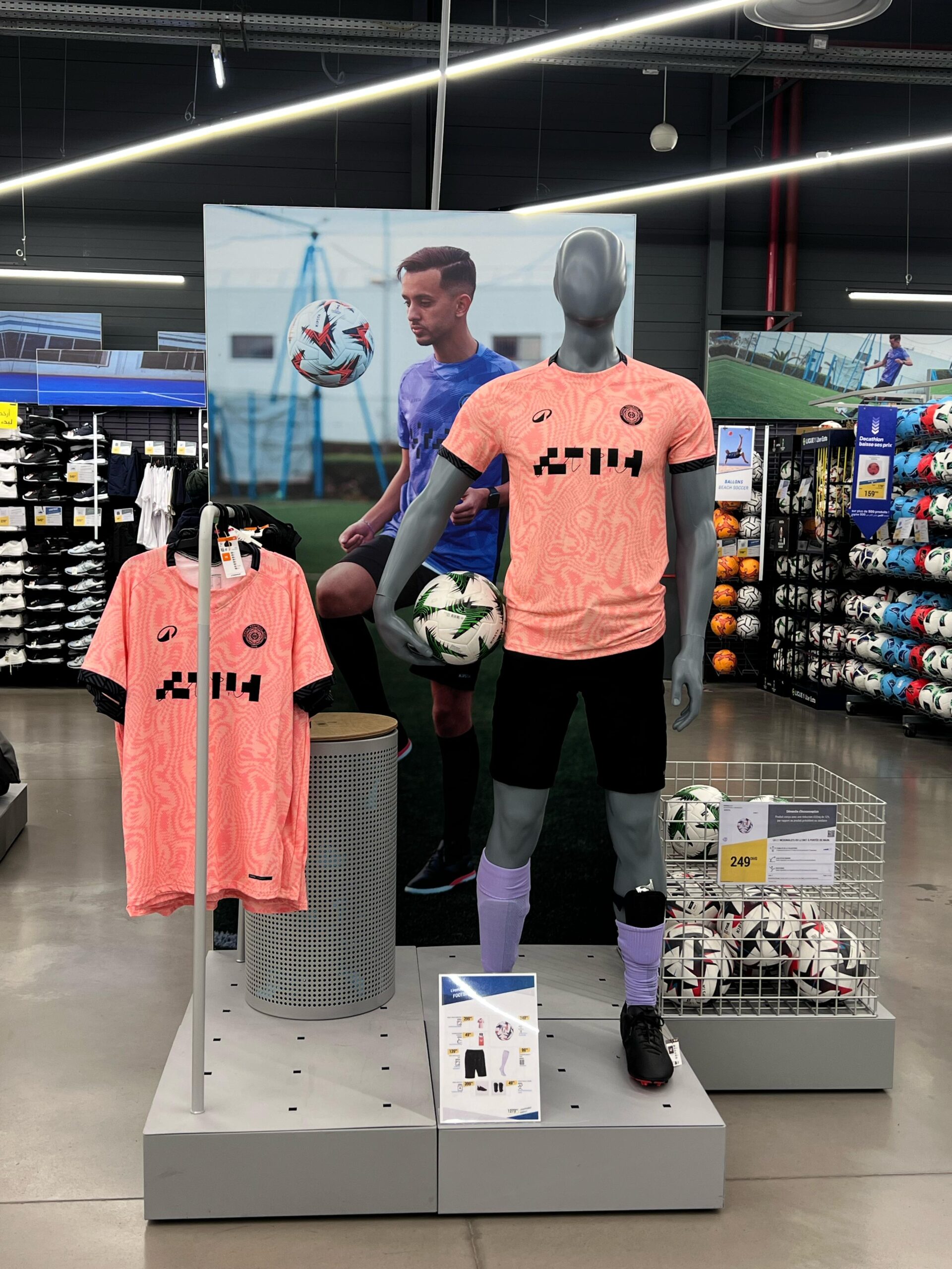 Présentation d’un mannequin avec un maillot de football dans le Décathlon Ain Sebaâ, illustrant la théâtralisation des sports pour améliorer l’expérience client.